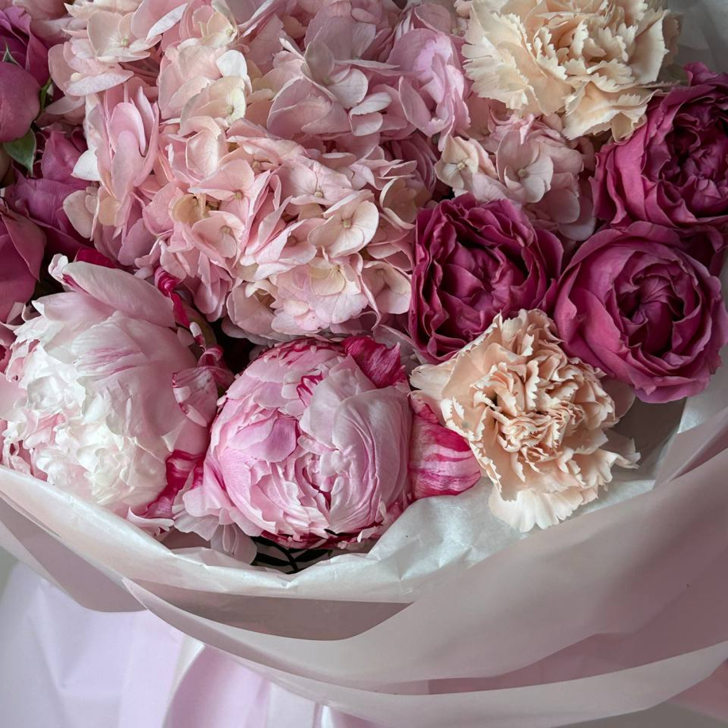 Авторский букет с пионами и гортензией в розовой гамме №75