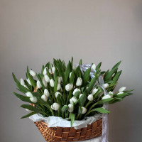 Весенняя корзина из 101 белого тюльпана