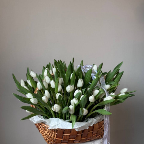 Весенняя корзина из 101 белого тюльпана