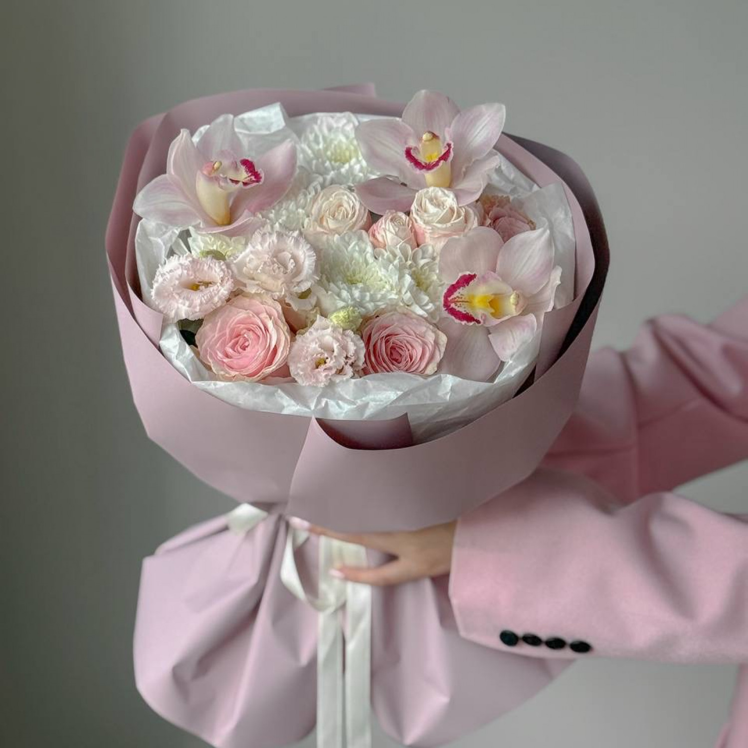 Авторский букет в нежной гамме с розовыми орхидеями 289