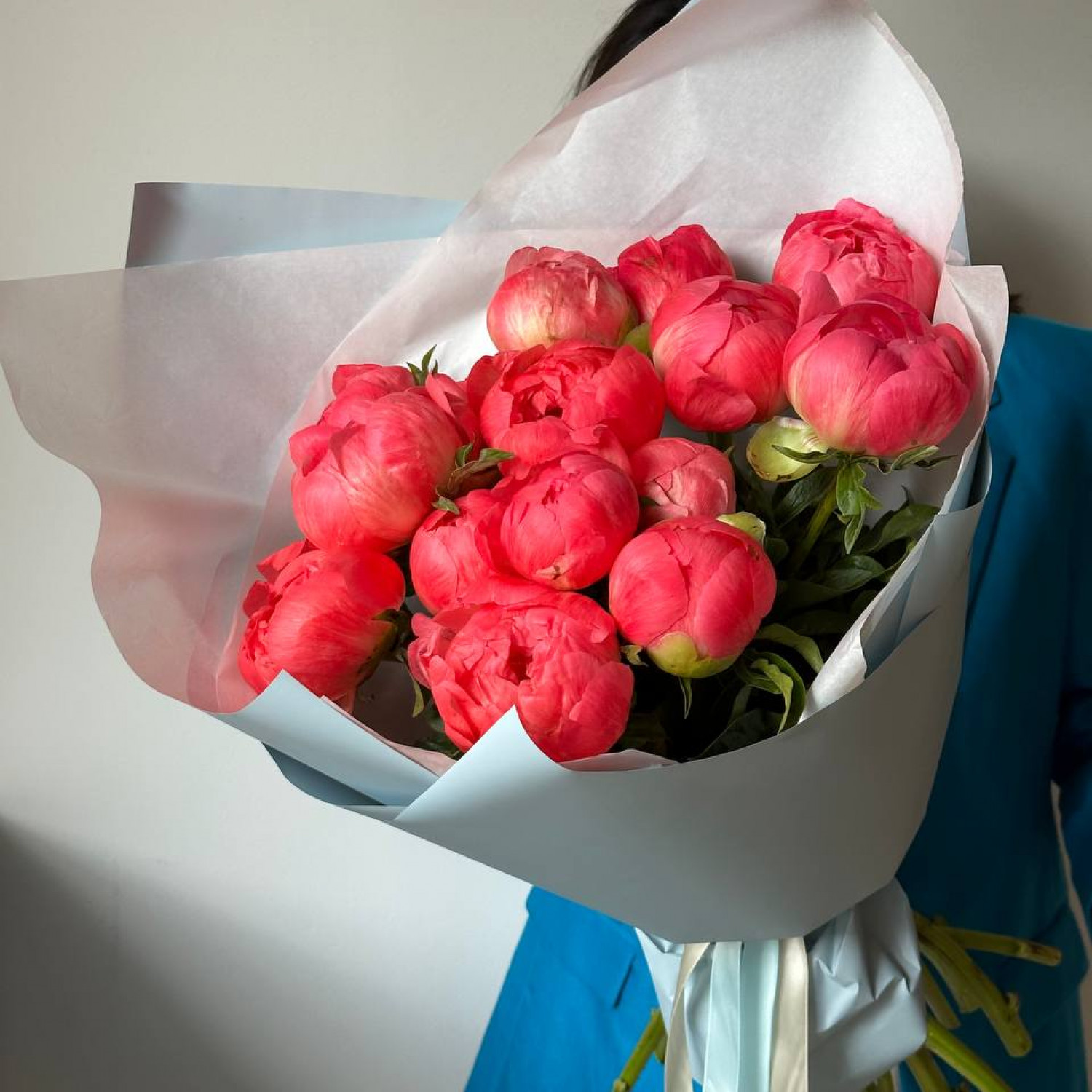 Букет из 15 пионов Корал Шарм