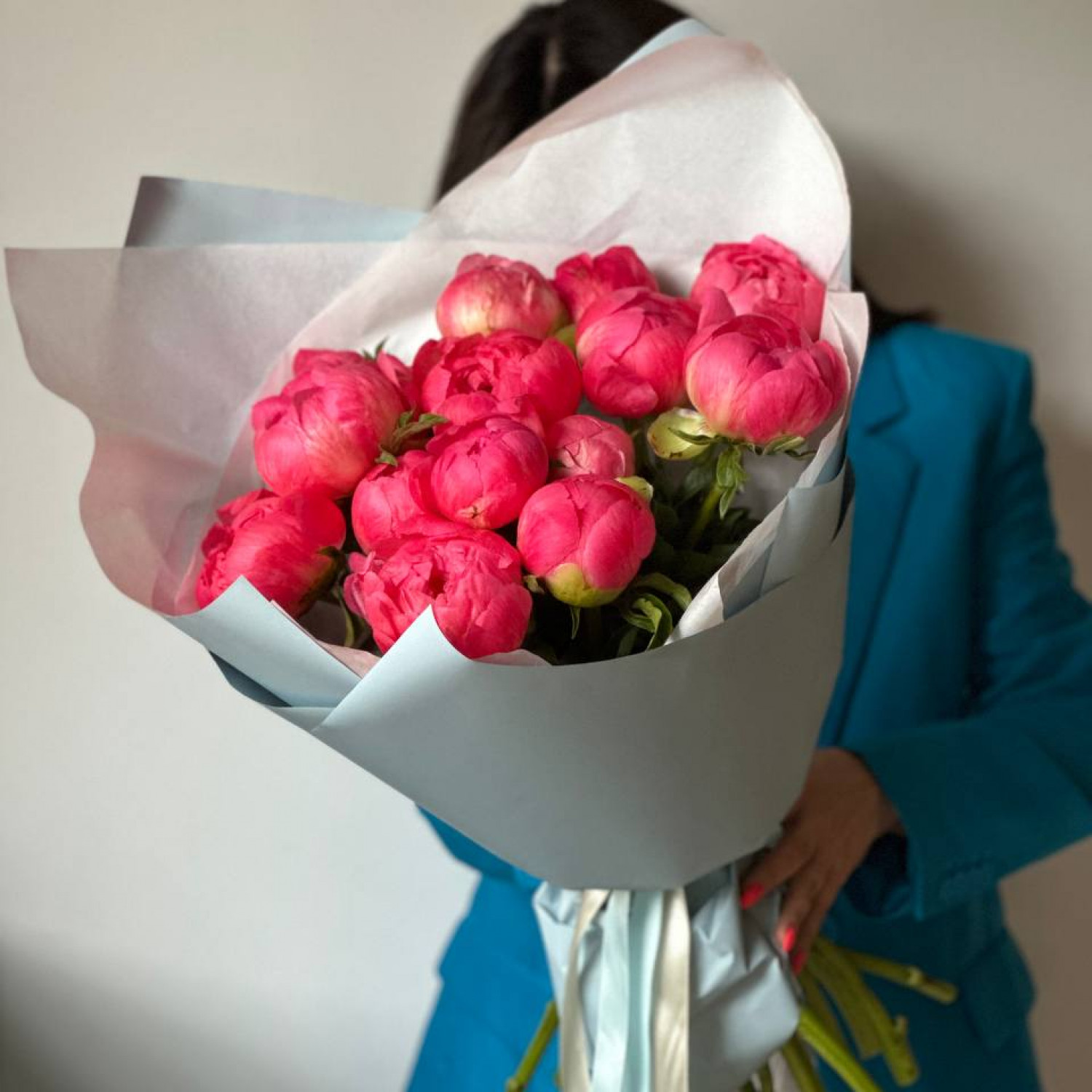 Букет из 15 пионов Корал Шарм