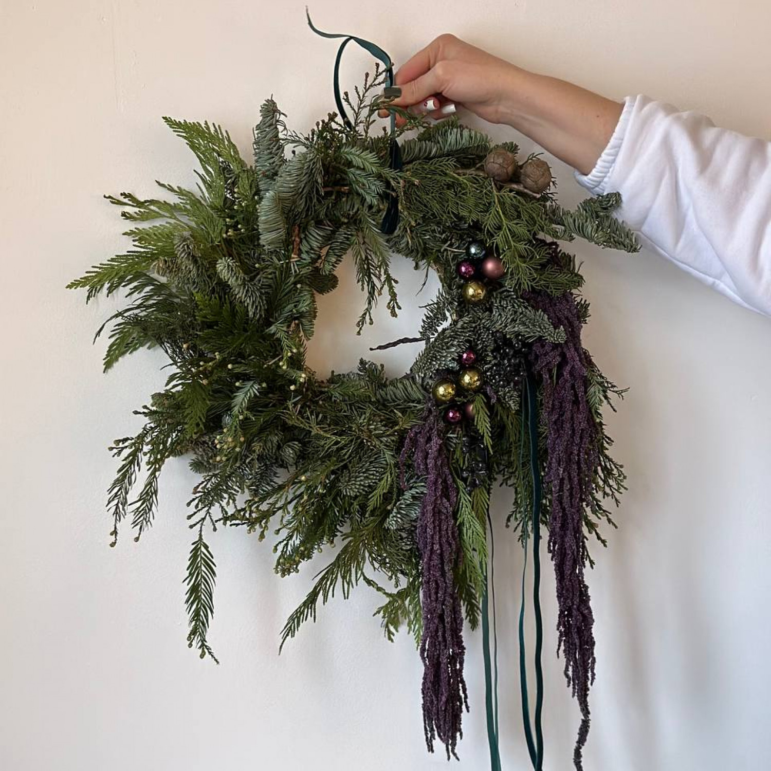 Новогодний венок с декором