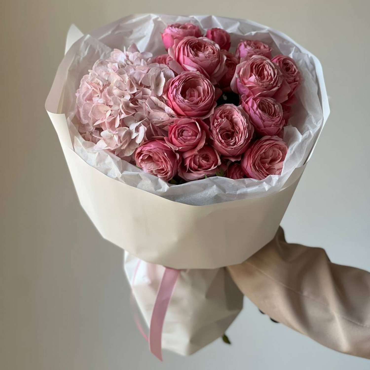 Нежный букет с гортензией и пионовидными розами