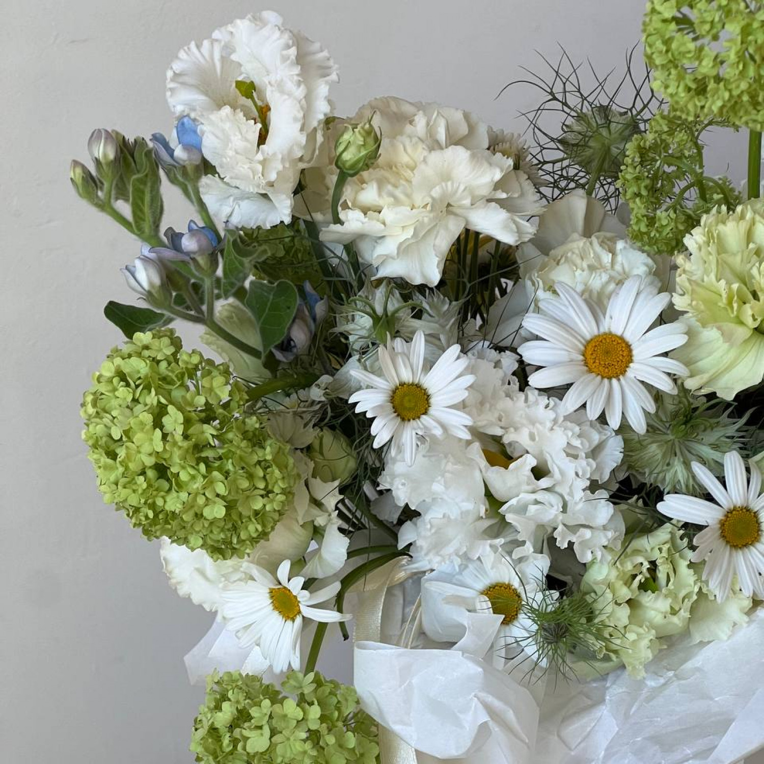 Композиция в коробке в бело-зеленой гамме