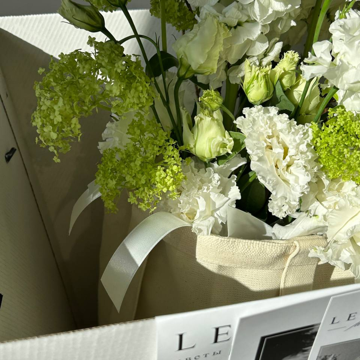 Авторский букет для вазы в фирменном Шоппере